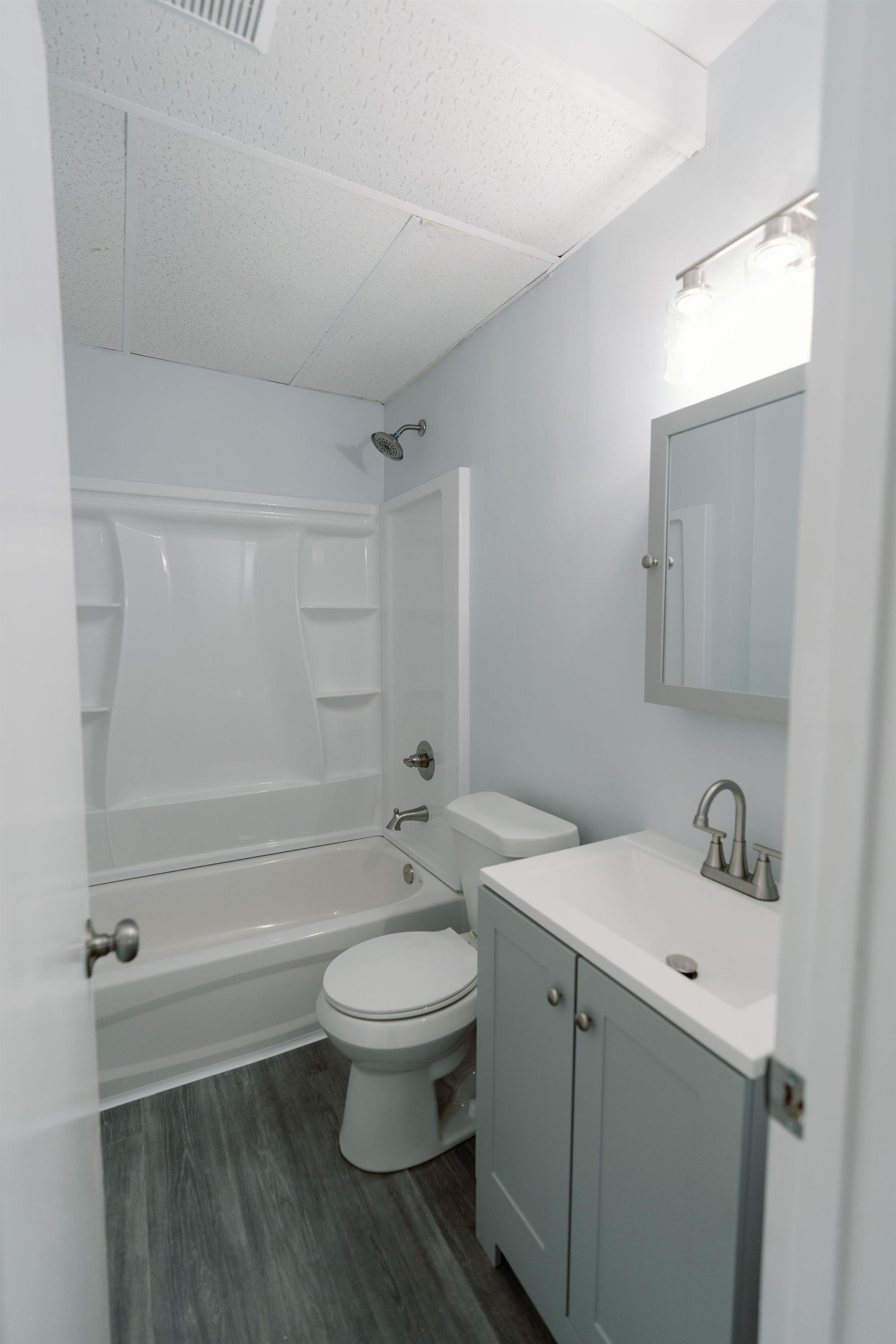 906 Grant Street - 202